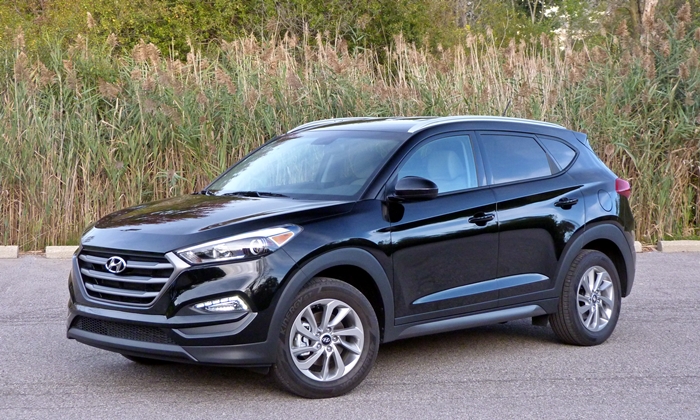 Hyundai Tucson SE front quarter view