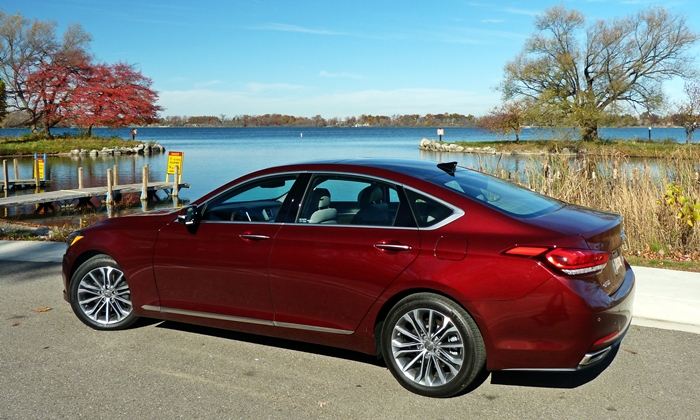 Genesis Reviews: Hyundai Genesis rear quarter view