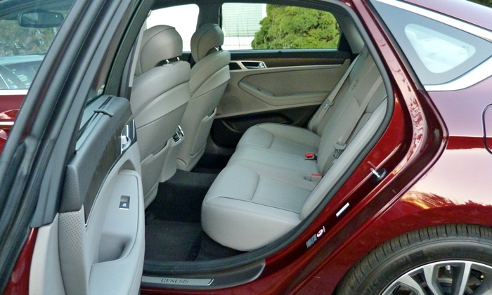 Genesis Reviews: Hyundai Genesis rear seat