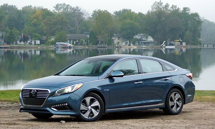 2016 Hyundai Sonata Hybrid front quarter view