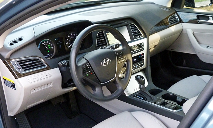 Sonata Reviews: 2016 Hyundai Sonata Hybrid interior