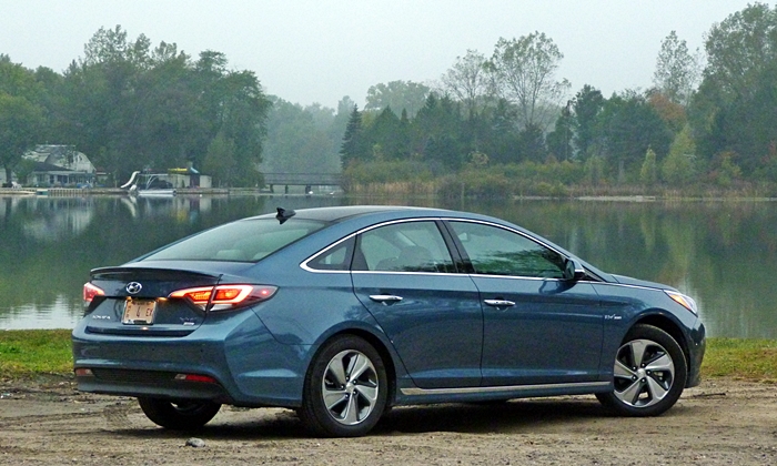 Sonata Reviews: 2016 Hyundai Sonata Hybrid rear quarter