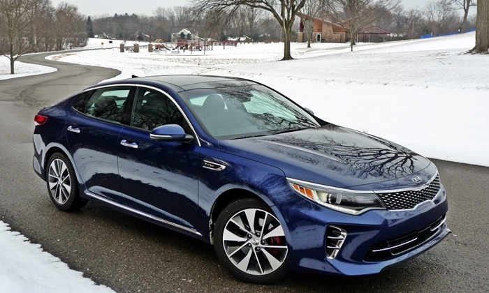 Optima Reviews: Kia Optima front quarter view