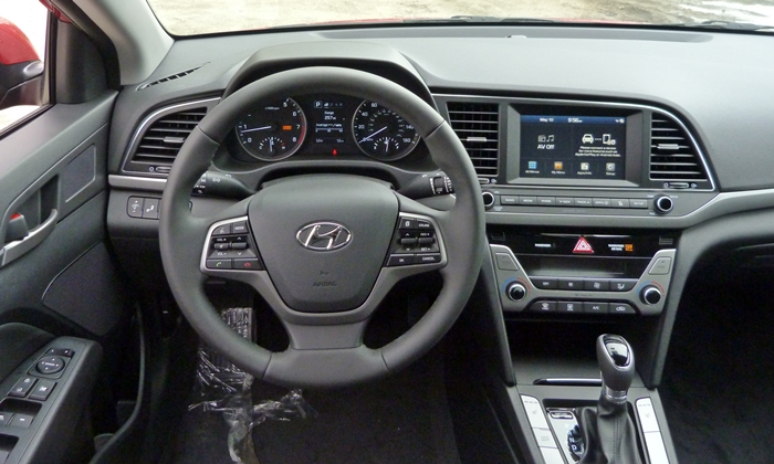Honda Civic Photos: 2017 Hyundai Elantra instrument panel