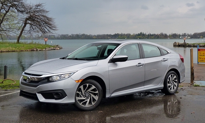 2016 Honda Civic front quarter view