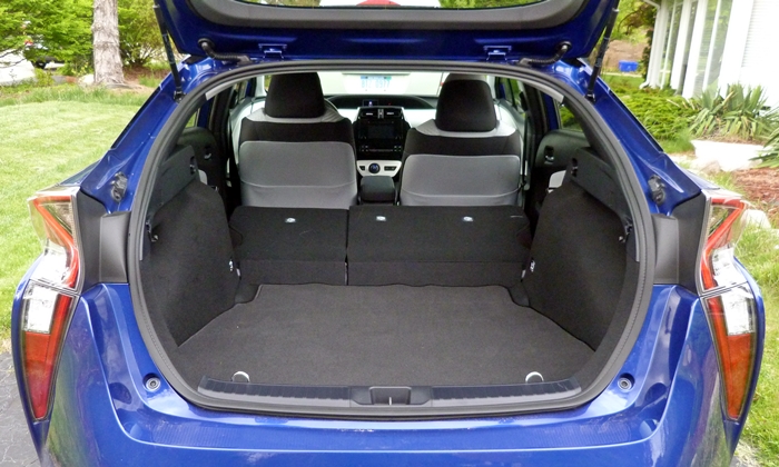 Toyota Prius Photos: Toyota Prius cargo area seats folded