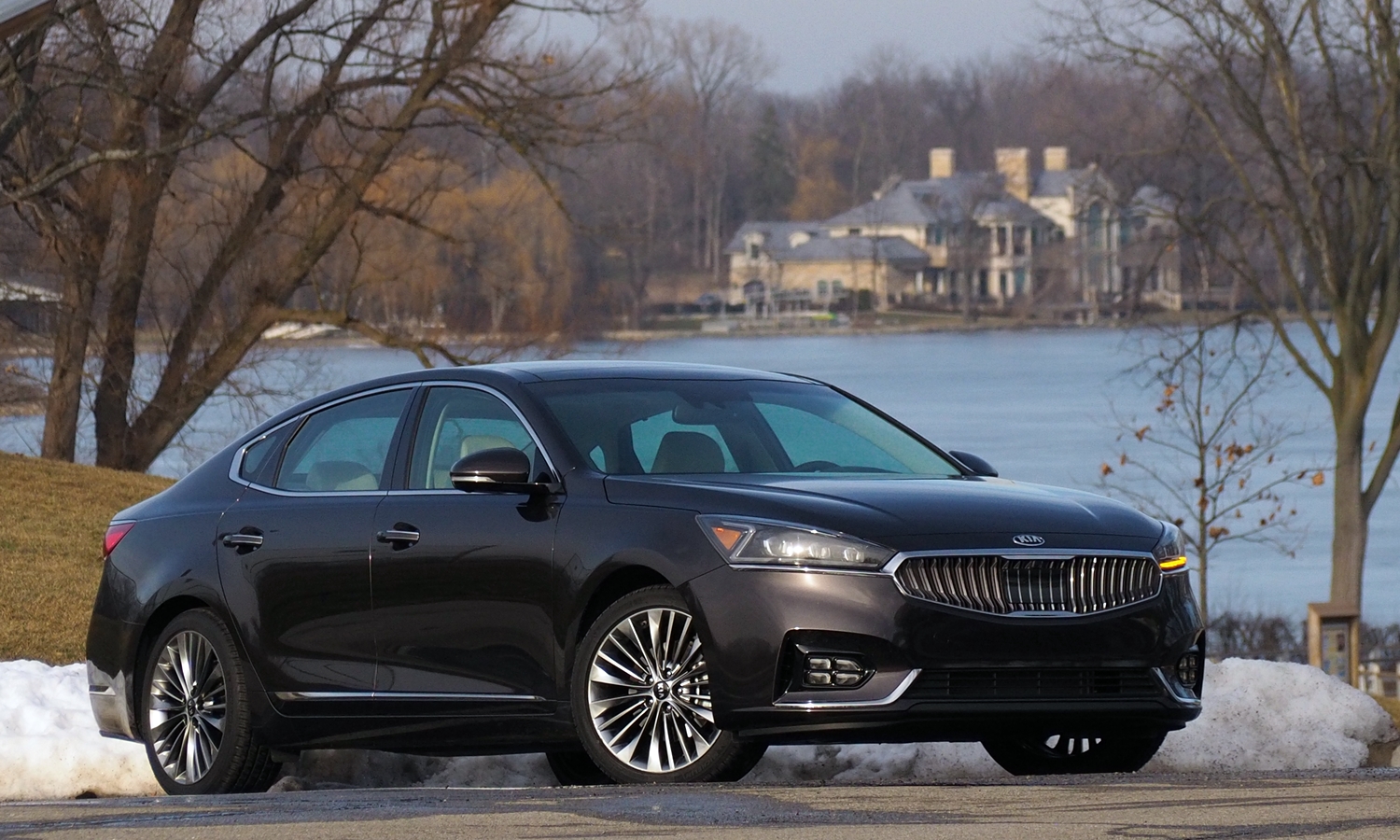 Cadenza Reviews: 2017 Kia Cadenza front quarter view