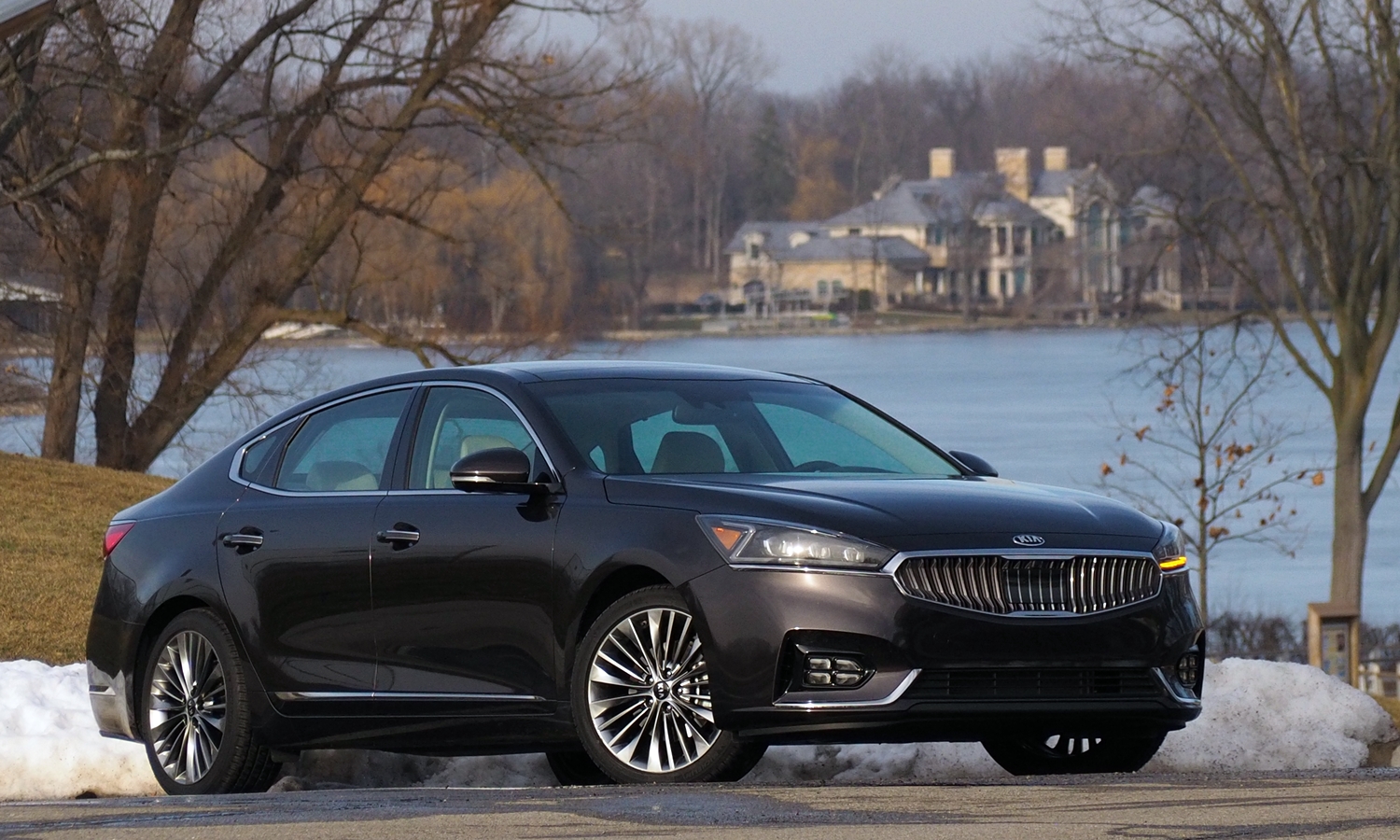 2017 Kia Cadenza front quarter view