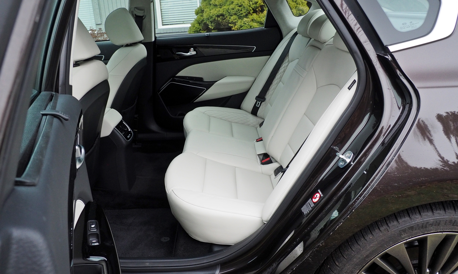 Cadenza Reviews: 2017 Kia Cadenza rear seat