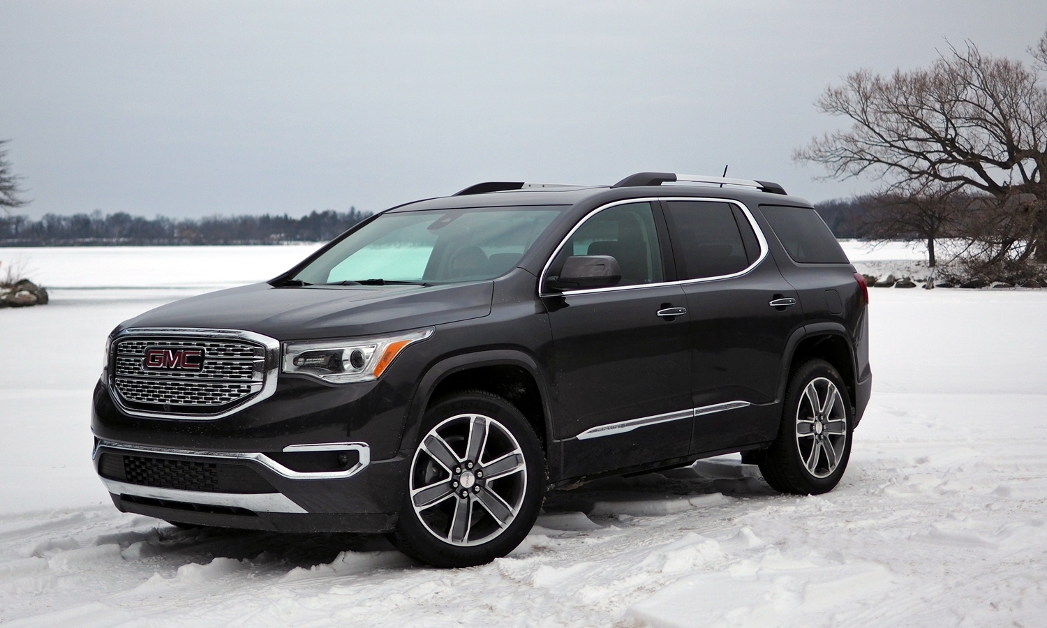 Acadia Reviews: 2017 GMC Acadia front quarter view