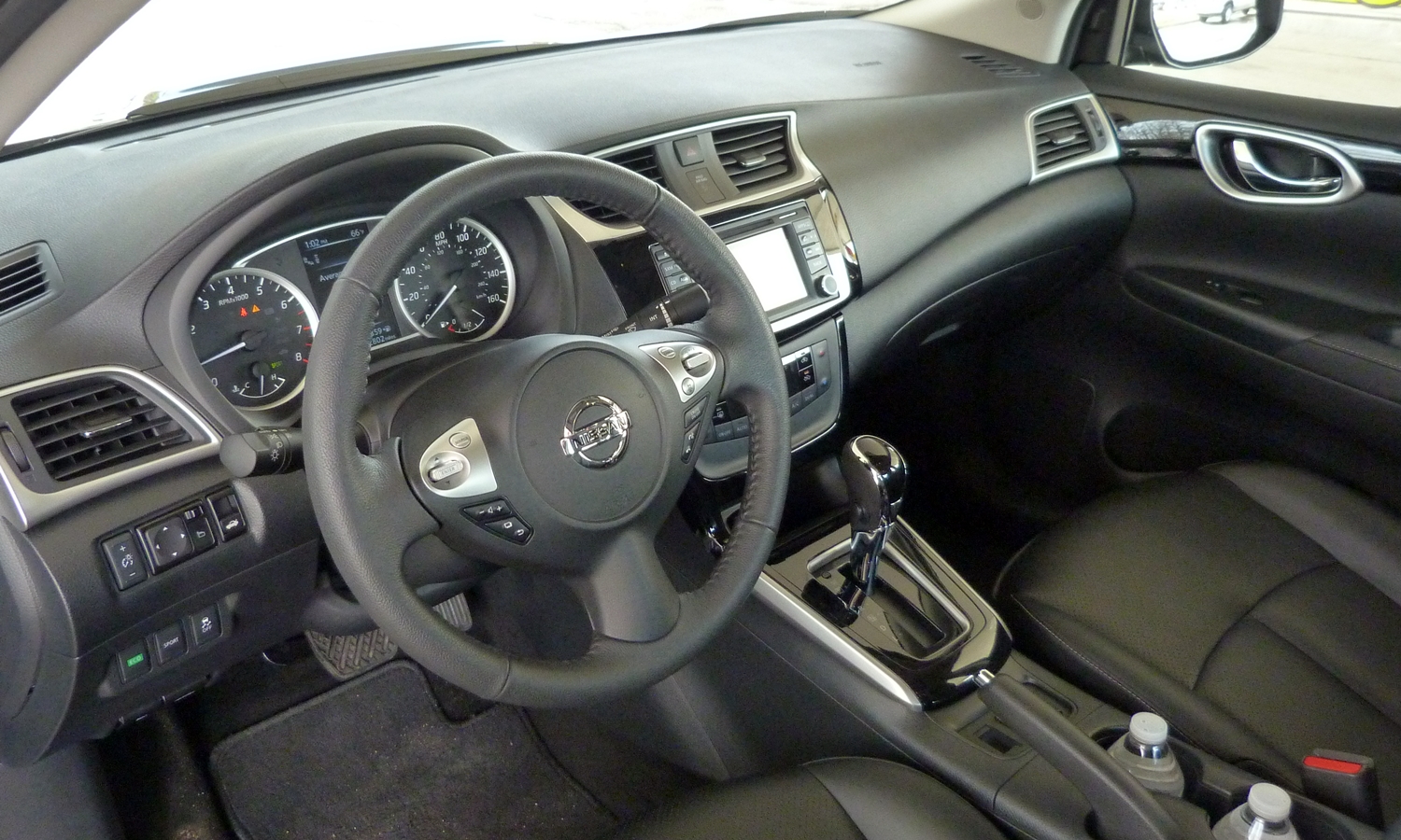 Hyundai Elantra Photos: 2016 Nissan Sentra Limited interior