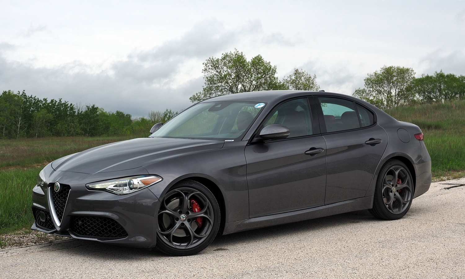 2017 Alfa Romeo Giulia Ti Sport front quarter view