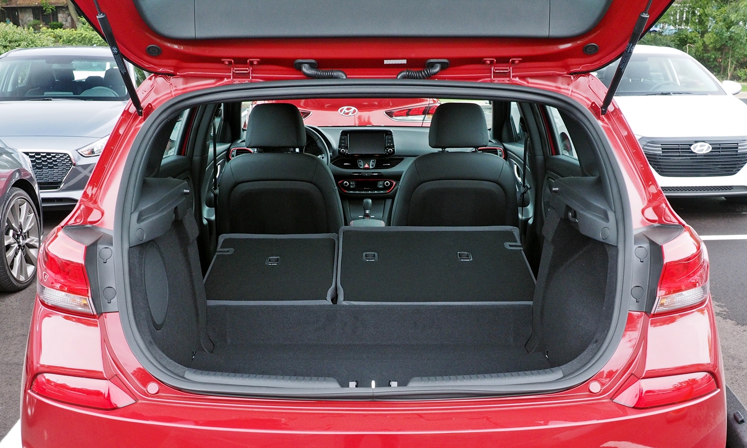 Hyundai Elantra GT Photos: Hyundai Elanta GT cargo area seats folded