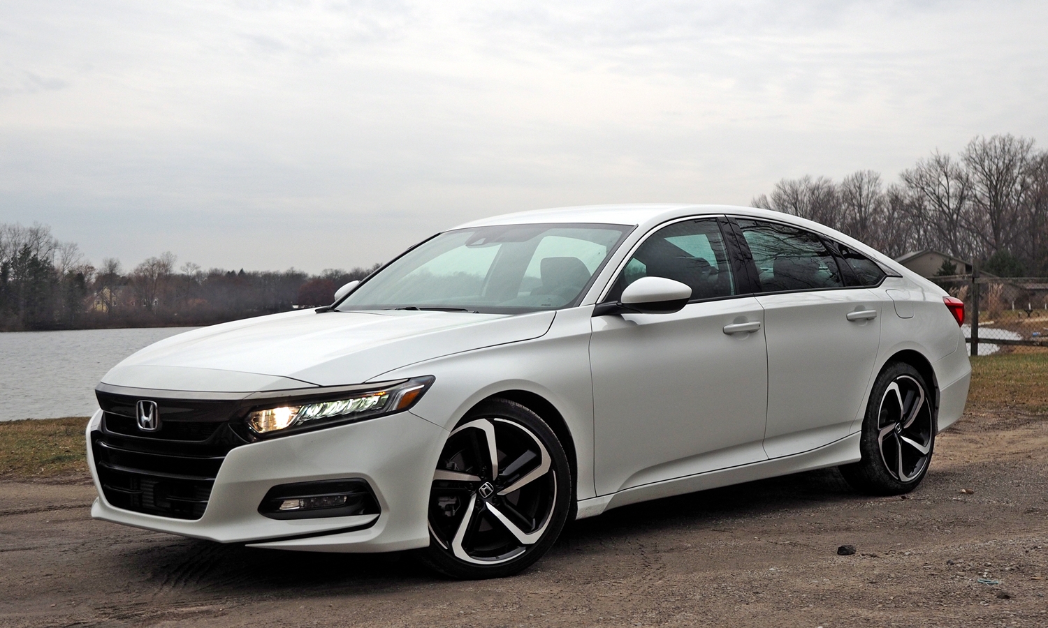 2018 Honda Accord Sport front quarter view