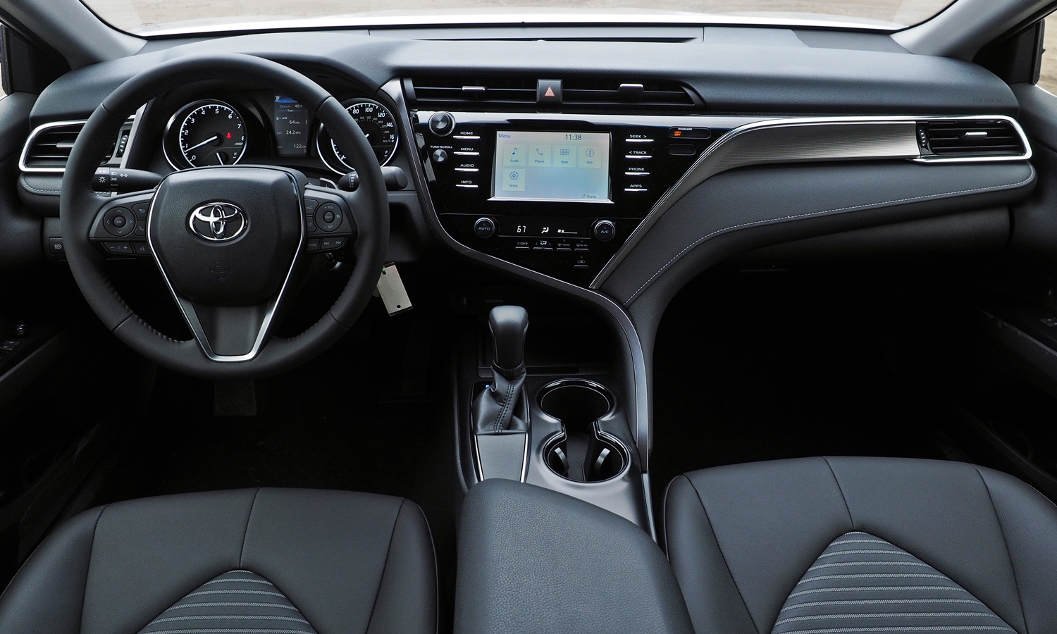 Honda Accord Photos: 2018 Toyota Camry SE instrument panel full