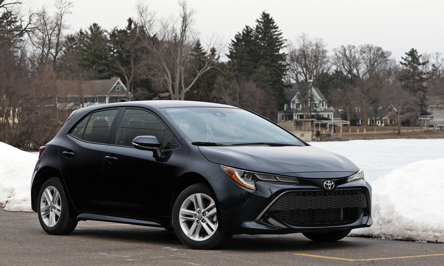 Corolla Hatchback Reviews: Toyota Corolla Hatchback front quarter view