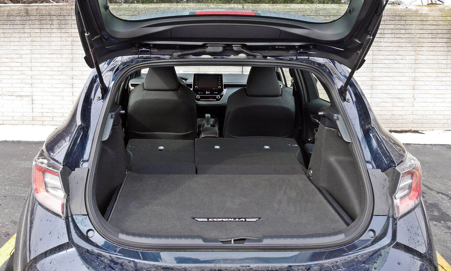 Toyota Corolla Hatchback Photos: Corolla Hatchback cargo area seats folded