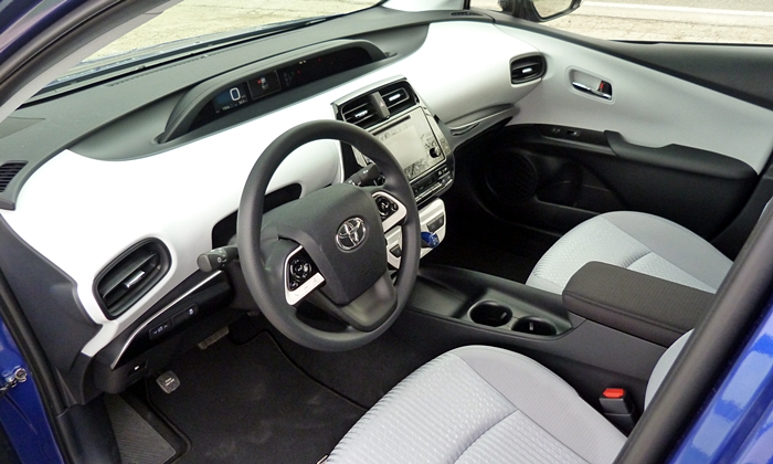 Honda Insight Photos: 2016 Toyota Prius interior