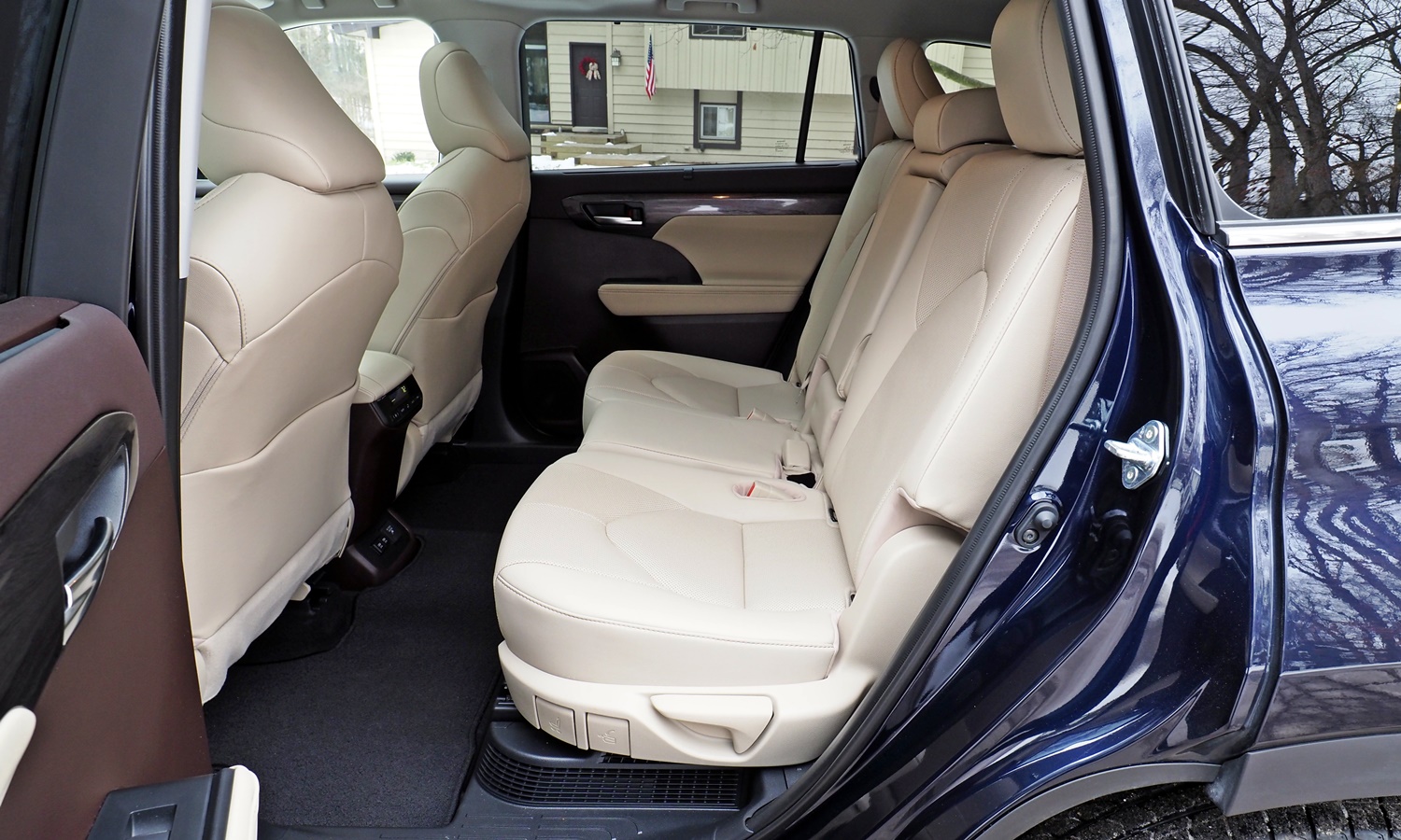 Highlander Reviews: Toyota Highlander Hybrid second-row seat